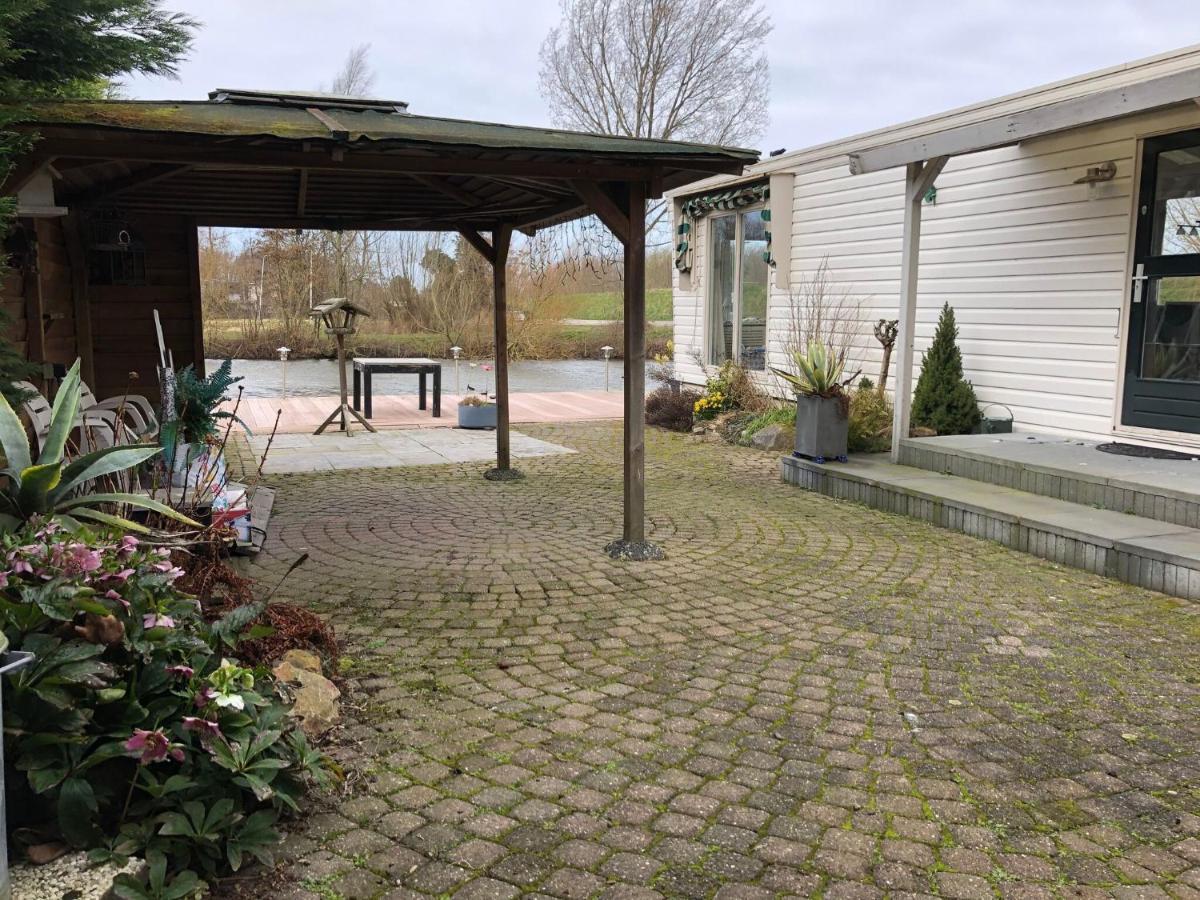 Fantastic Villa In Ooltgensplaat With Jetty Extérieur photo