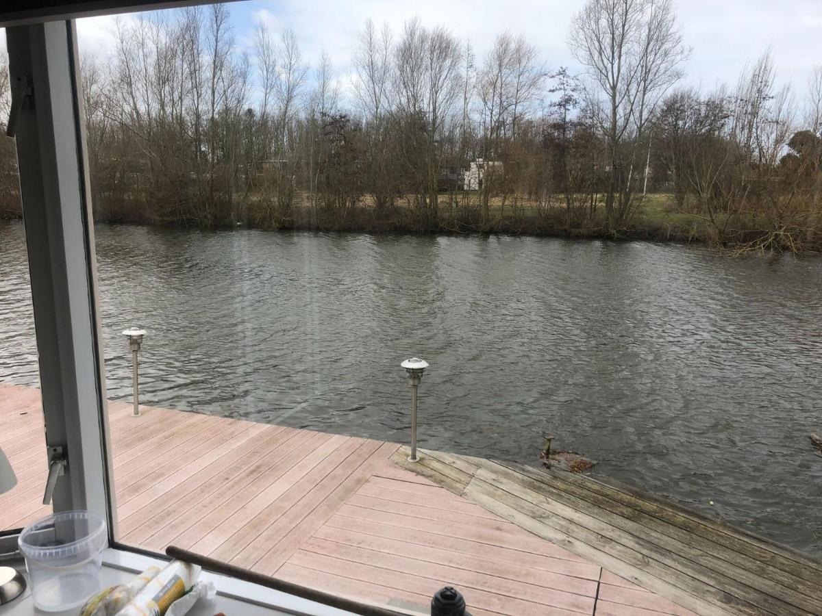 Fantastic Villa In Ooltgensplaat With Jetty Extérieur photo