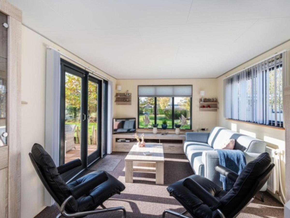 Fantastic Villa In Ooltgensplaat With Jetty Extérieur photo