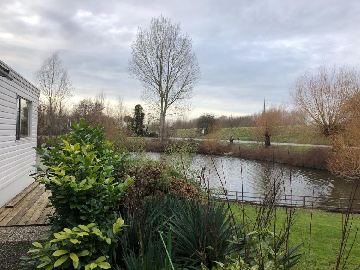 Fantastic Villa In Ooltgensplaat With Jetty Extérieur photo