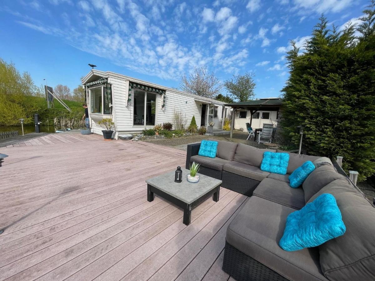 Fantastic Villa In Ooltgensplaat With Jetty Extérieur photo