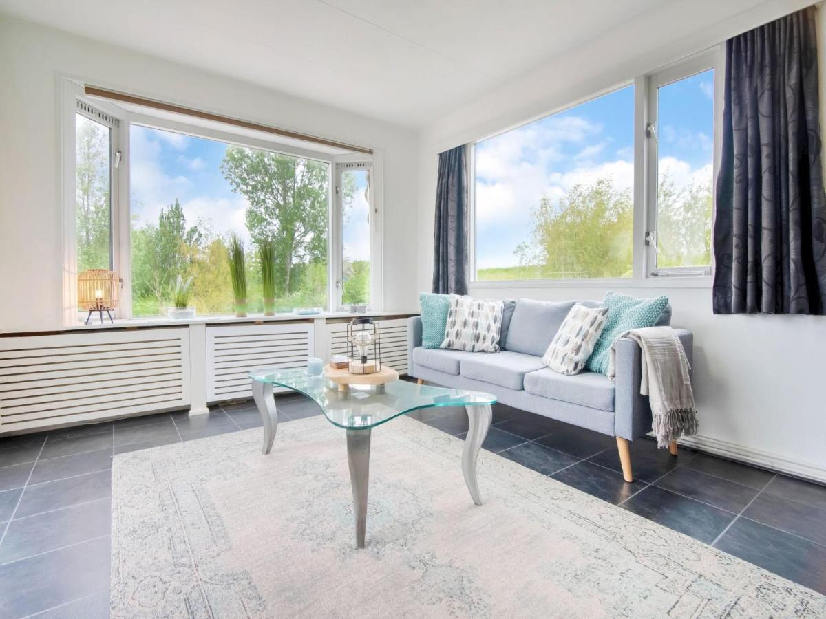 Fantastic Villa In Ooltgensplaat With Jetty Extérieur photo