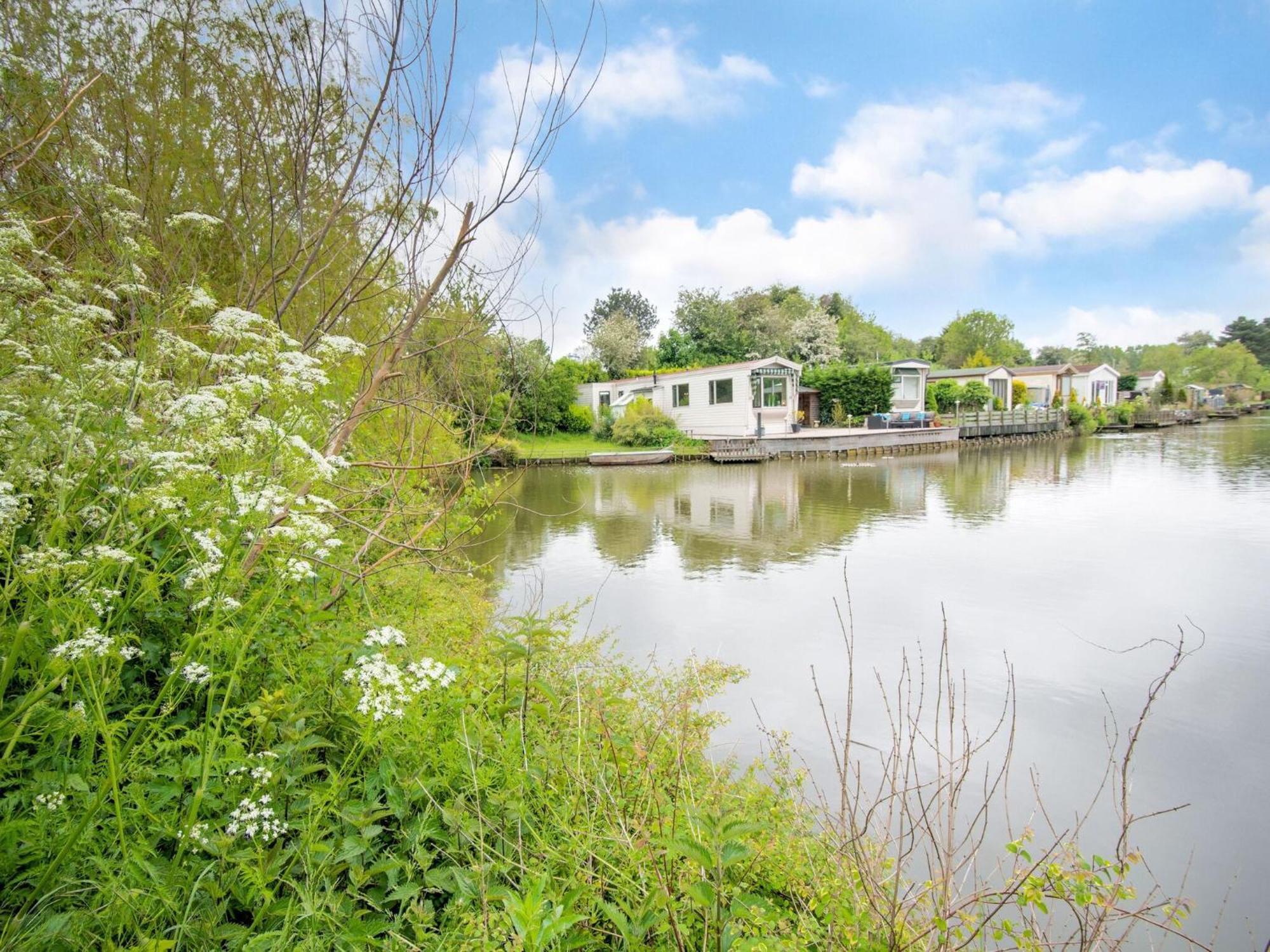 Fantastic Villa In Ooltgensplaat With Jetty Extérieur photo