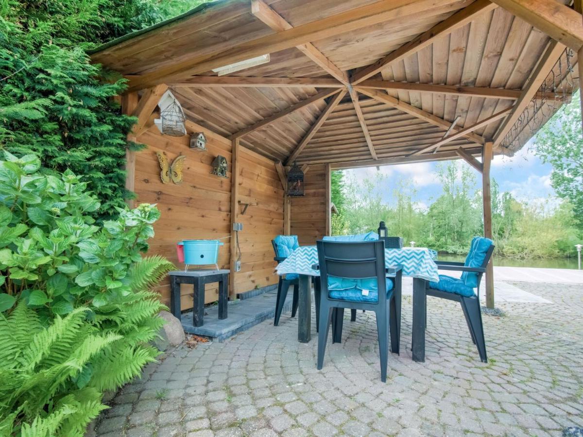 Fantastic Villa In Ooltgensplaat With Jetty Extérieur photo