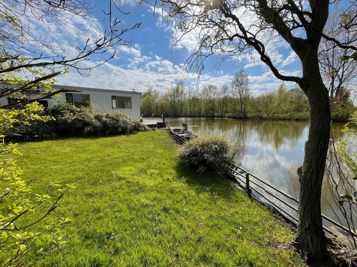 Fantastic Villa In Ooltgensplaat With Jetty Extérieur photo