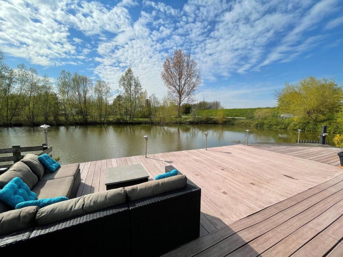 Fantastic Villa In Ooltgensplaat With Jetty Extérieur photo
