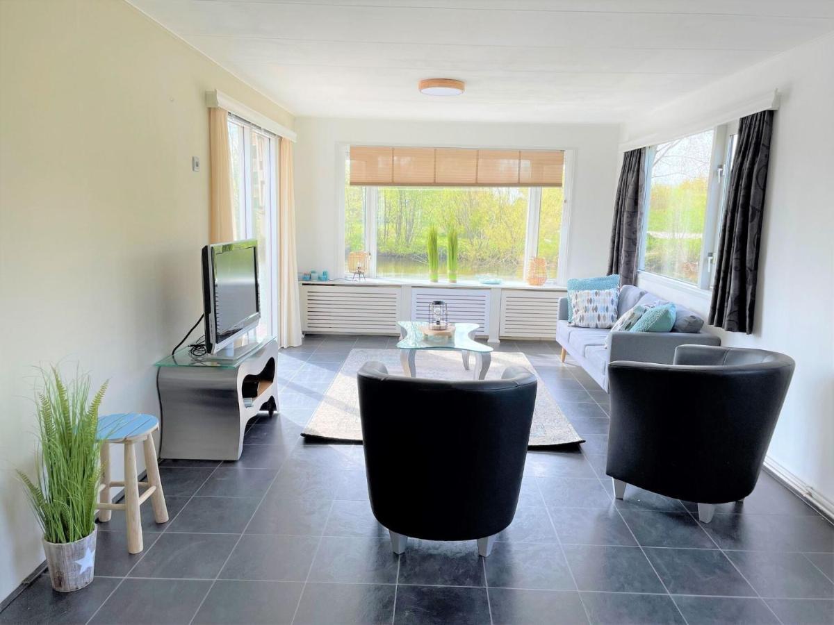 Fantastic Villa In Ooltgensplaat With Jetty Extérieur photo