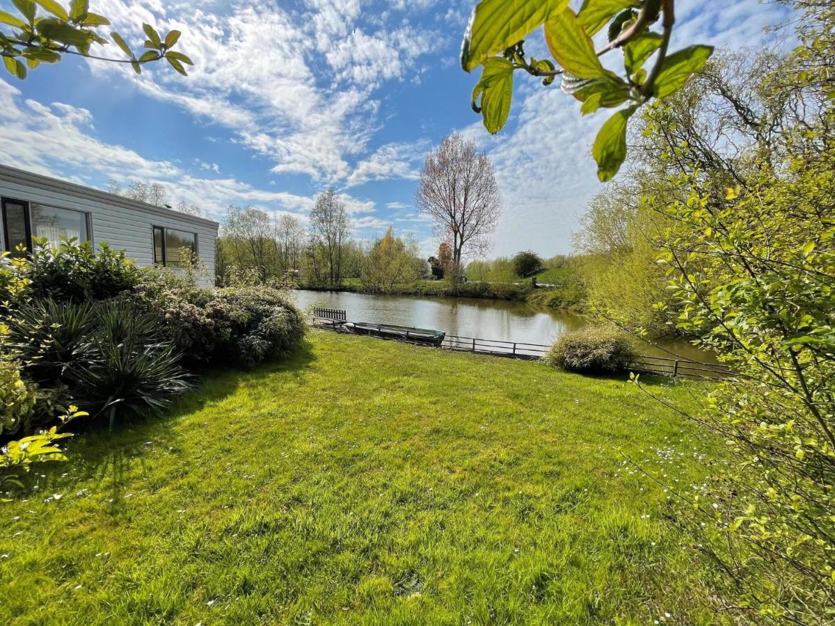 Fantastic Villa In Ooltgensplaat With Jetty Extérieur photo
